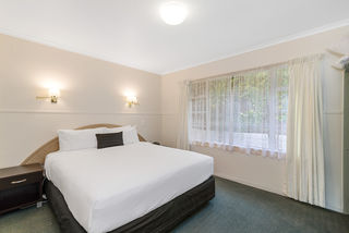 One Bedroom Apartment Spa Bath & Shower